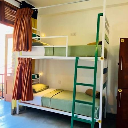 Downtown Hostels เอลลา ภายนอก รูปภาพ