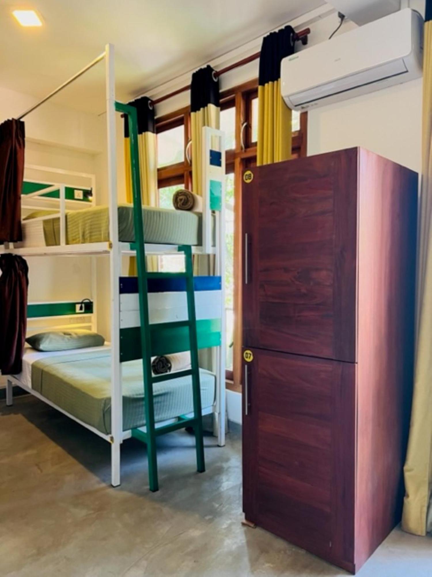 Downtown Hostels เอลลา ภายนอก รูปภาพ