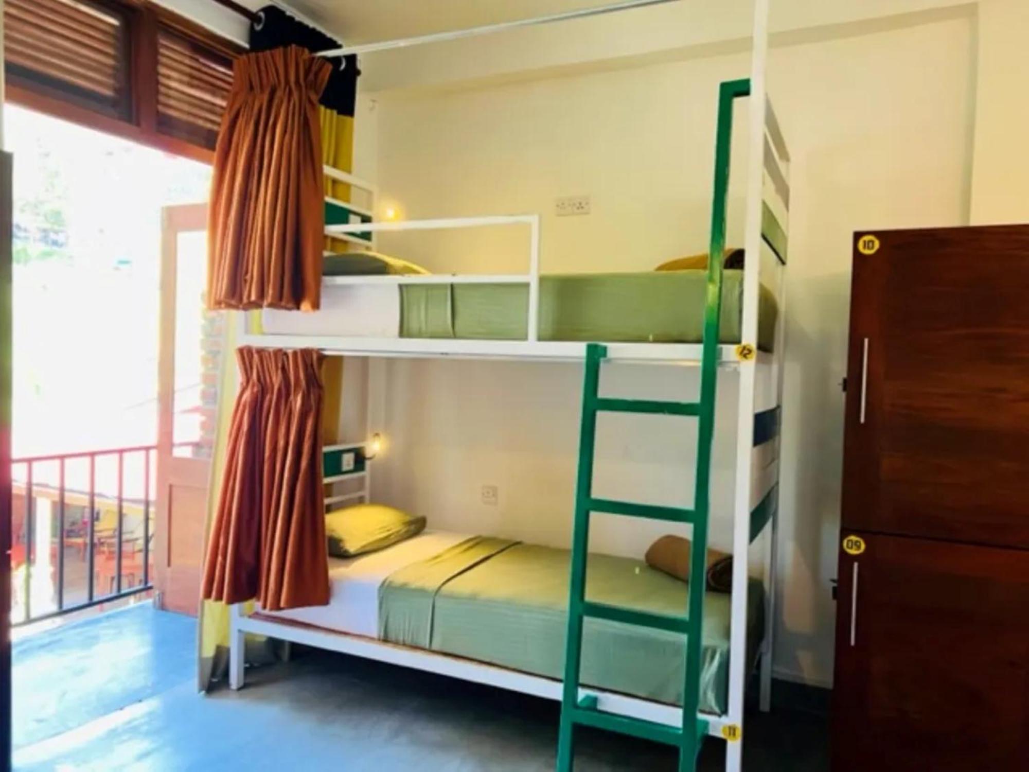 Downtown Hostels เอลลา ภายนอก รูปภาพ