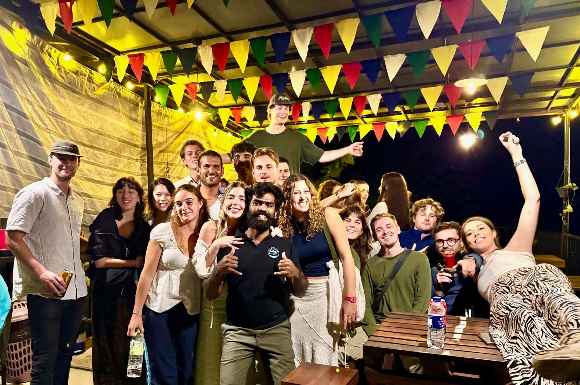 Downtown Hostels เอลลา ภายนอก รูปภาพ